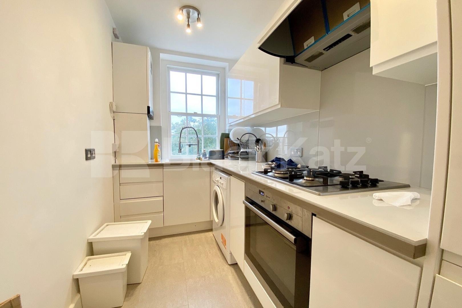 Located in Zone 1 in a prime location in EC1 perfect for 3 sharers  Hall Street, Clerkenwell - Angel